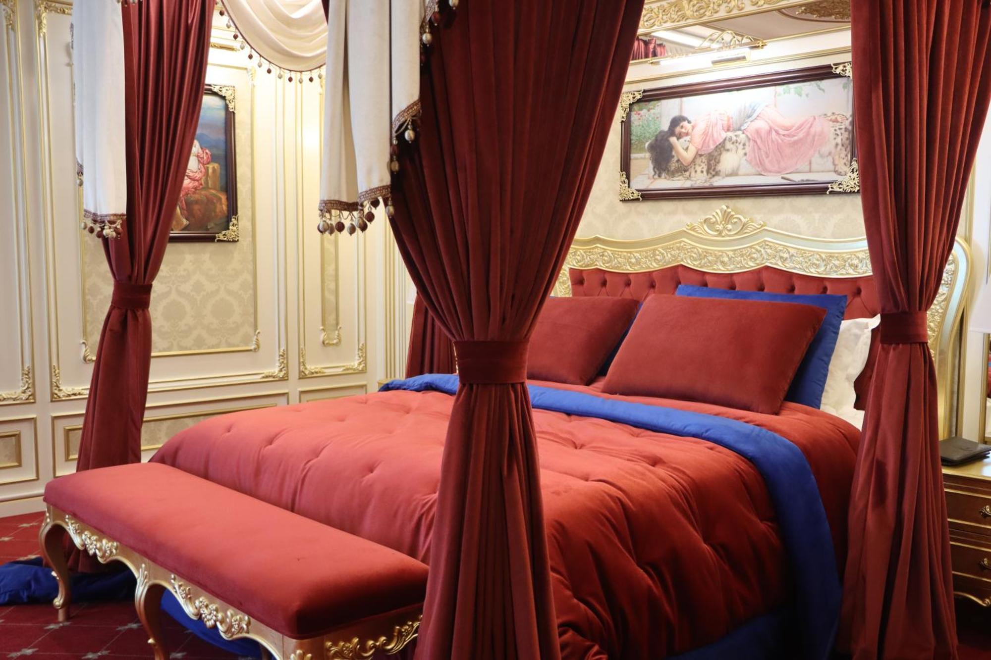 Cristal Erbil Hotel Exterior foto A bed with curtains