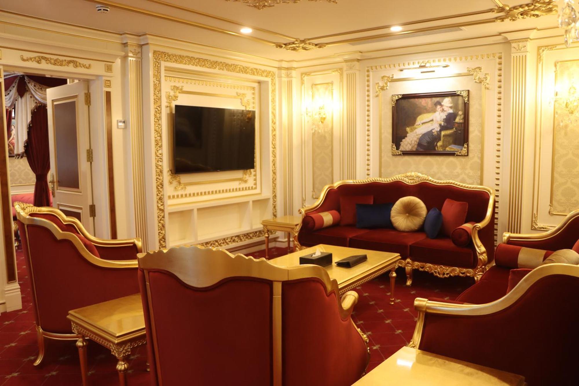 Cristal Erbil Hotel Exterior foto The living room of the Imperial Suite