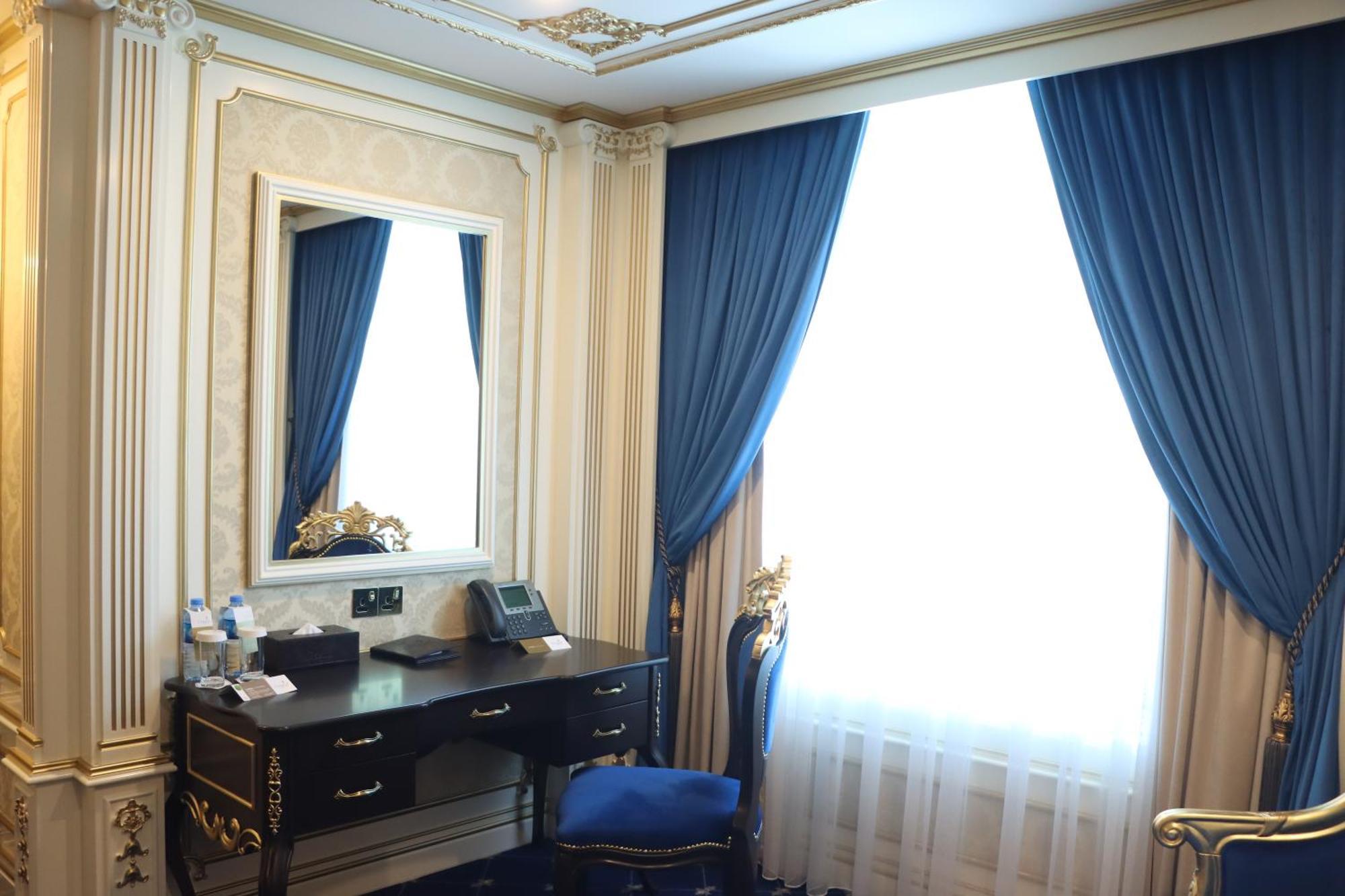 Cristal Erbil Hotel Exterior foto A room in the hotel