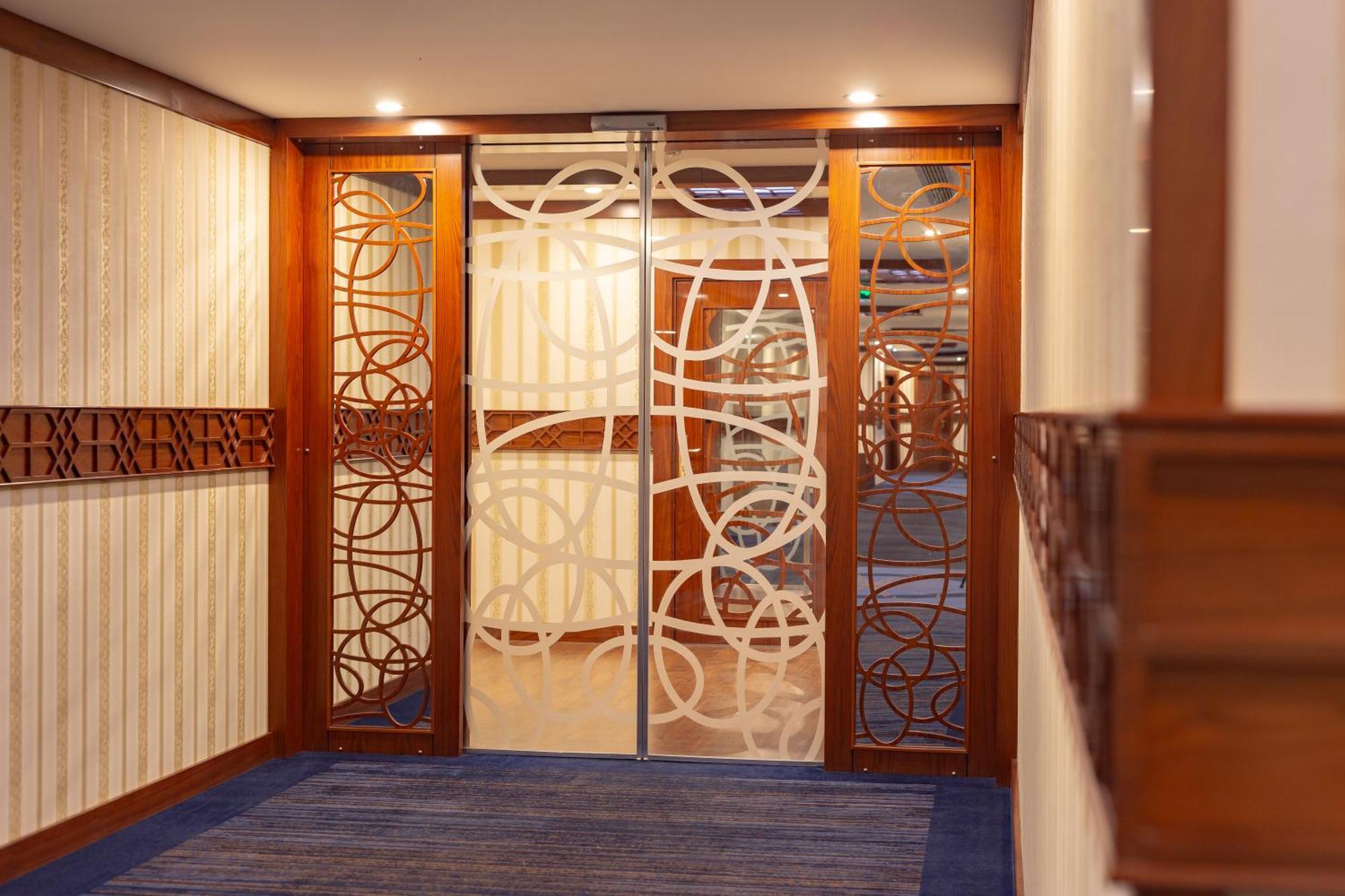 Cristal Erbil Hotel Exterior foto A door with etched glass