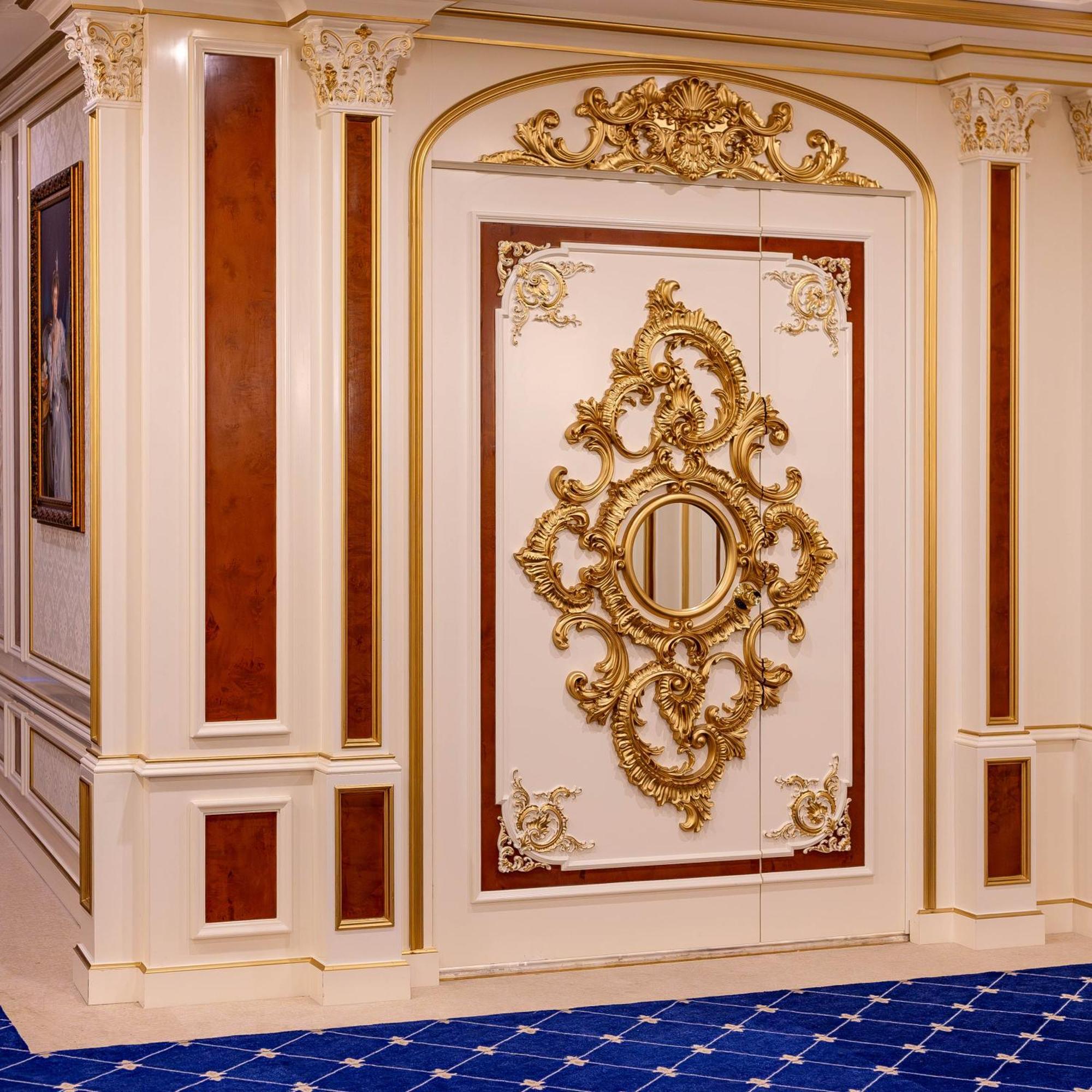 Cristal Erbil Hotel Exterior foto A wall decorated with stucco