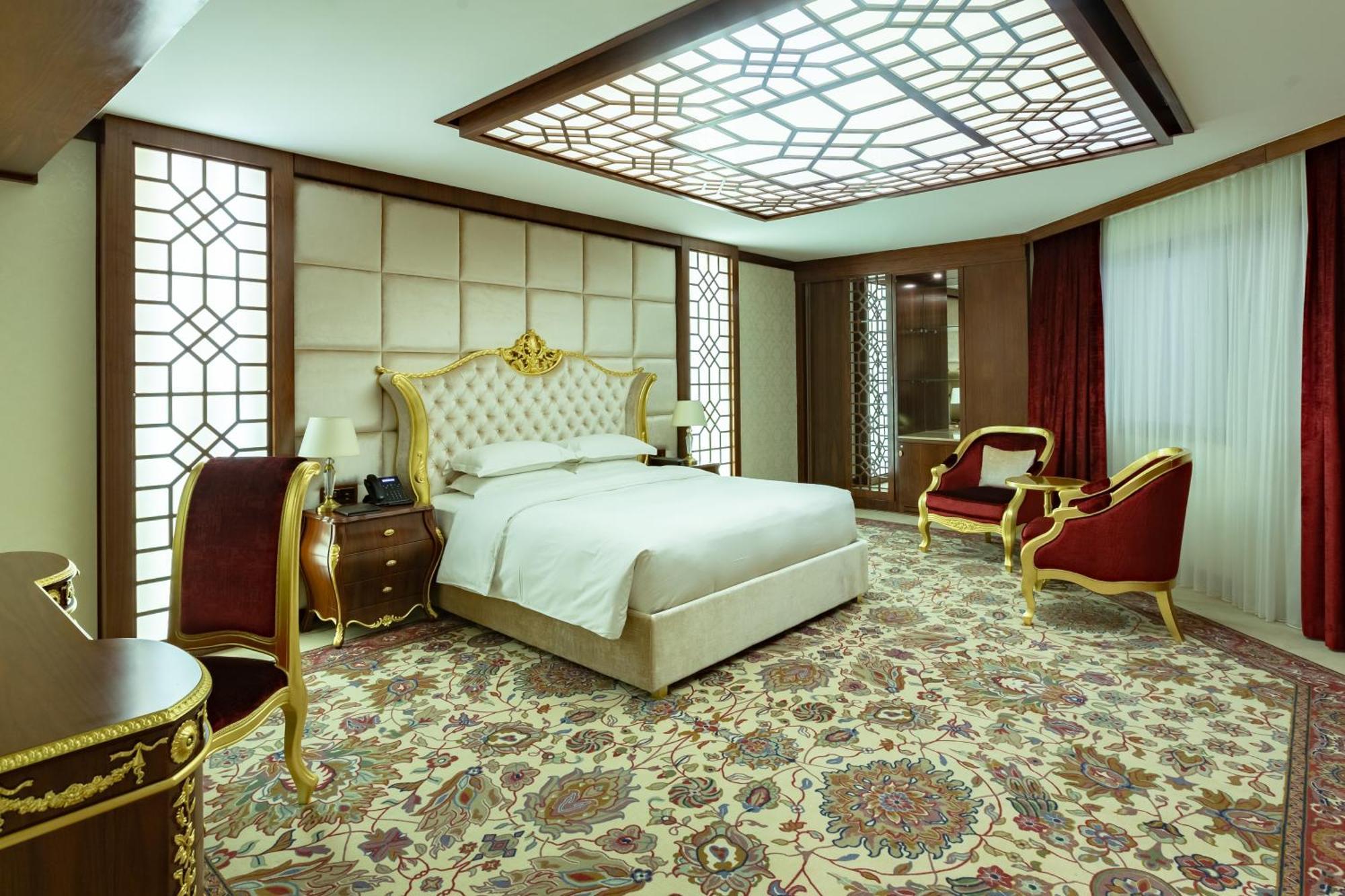 Cristal Erbil Hotel Exterior foto A bedroom in the hotel