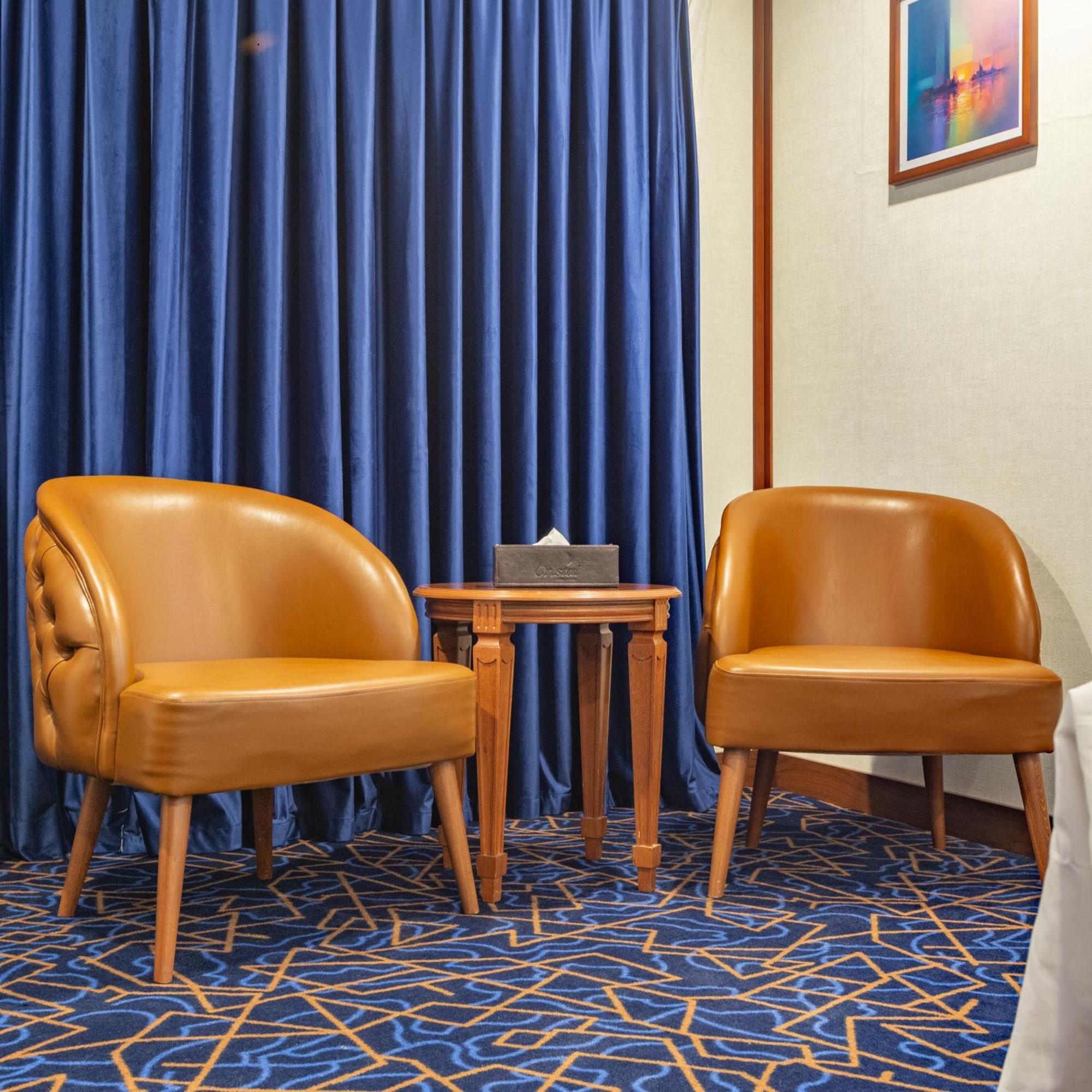 Cristal Erbil Hotel Exterior foto A pair of club chairs